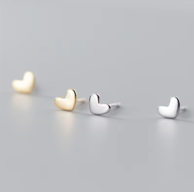 Clous d'oreilles délicats en forme de cœur S925