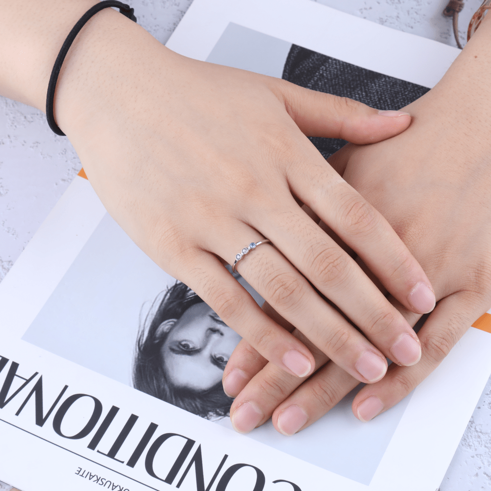 Bague délicate avec 3 pierres de naissance