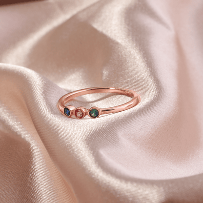 Bague délicate avec 3 pierres de naissance
