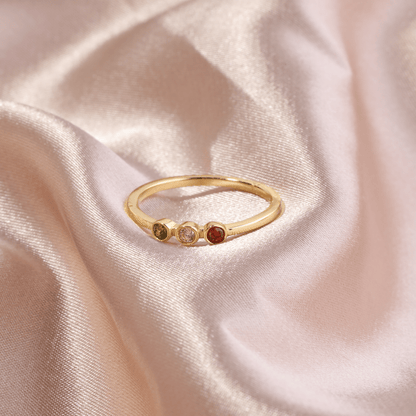Bague délicate avec 3 pierres de naissance