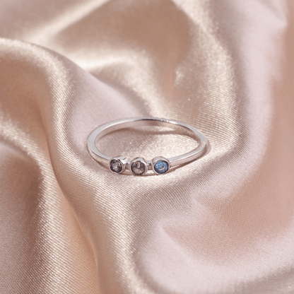 Bague délicate avec 3 pierres de naissance