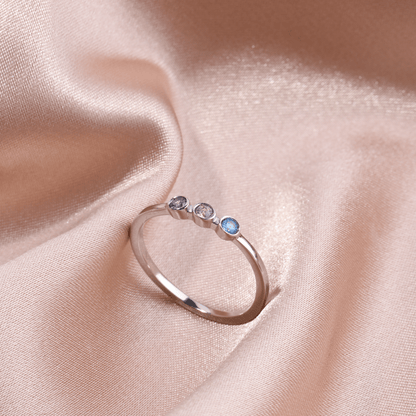 Bague délicate avec 3 pierres de naissance
