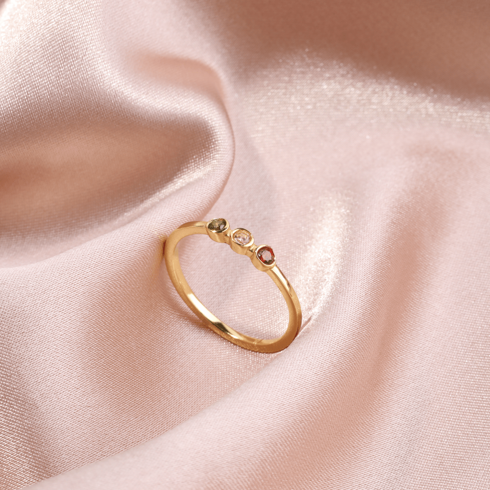 Bague délicate avec 3 pierres de naissance