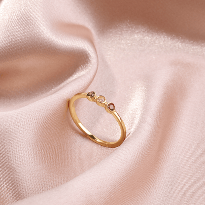 Bague délicate avec 3 pierres de naissance