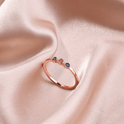 Bague délicate avec 3 pierres de naissance