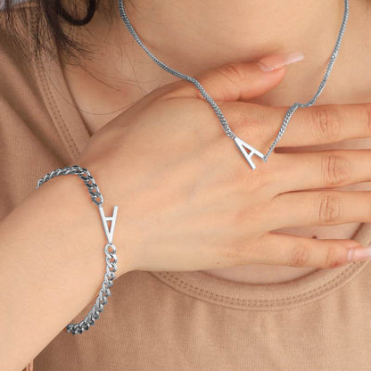 Le bracelet initial fin
