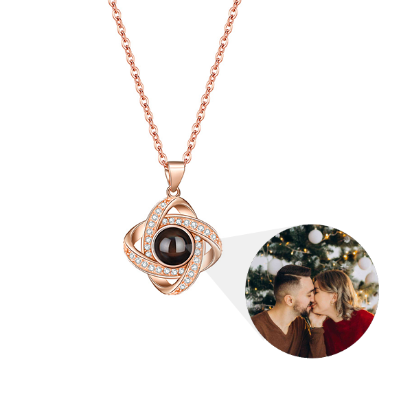 Personalisierte Halskette mit ineinander verschlungenem Fotoanhänger