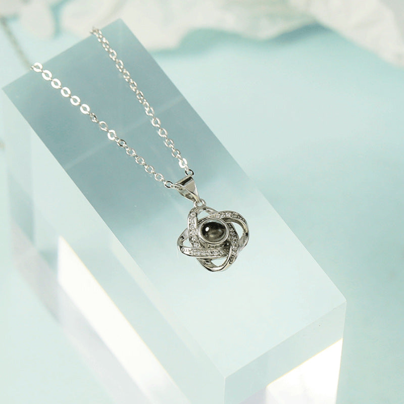 Personalisierte Halskette mit ineinander verschlungenem Fotoanhänger