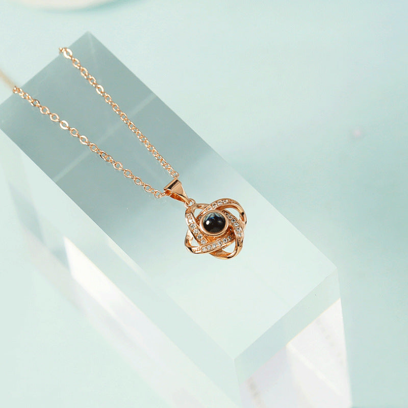 Personalisierte Halskette mit ineinander verschlungenem Fotoanhänger