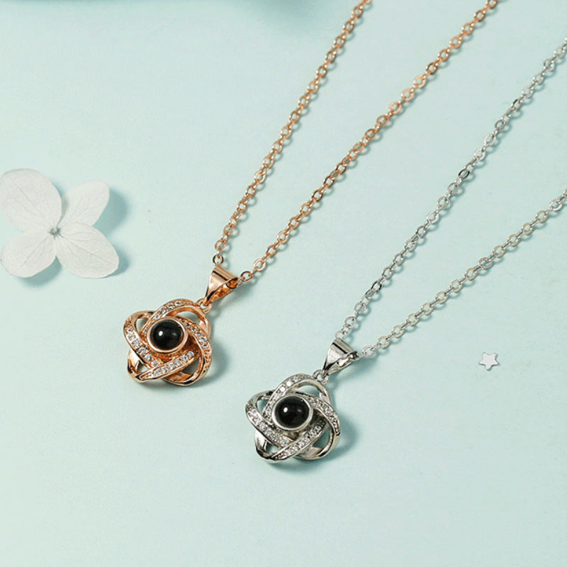 Personalisierte Halskette mit ineinander verschlungenem Fotoanhänger