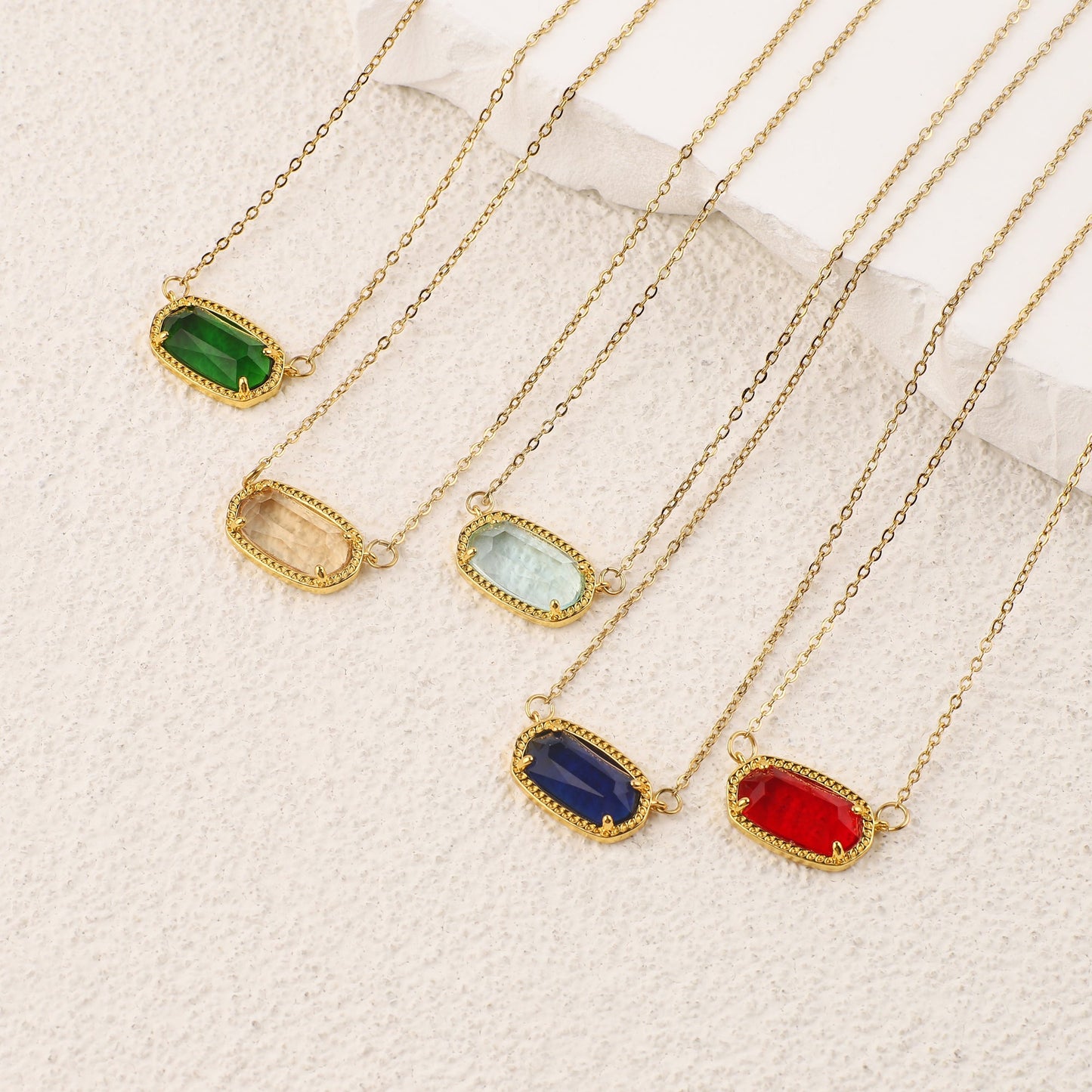 Collier avec pendentif ovale et pierre de naissance