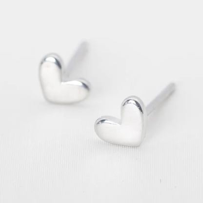 Clous d'oreilles délicats en forme de cœur S925