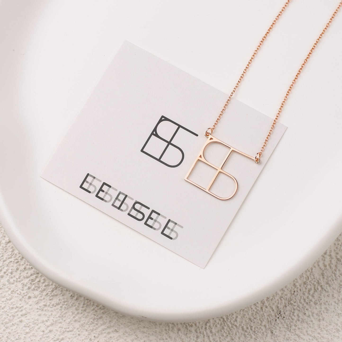 Collier minimaliste avec nom et monogramme