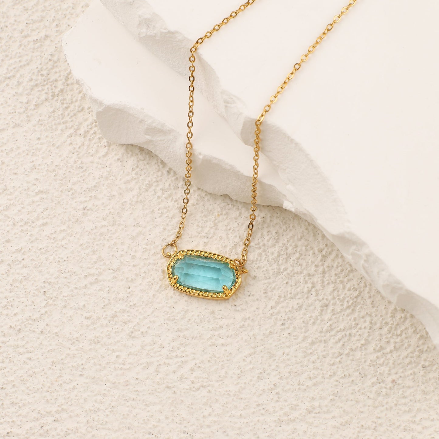 Collier avec pendentif ovale et pierre de naissance