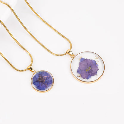 Collier de fleurs de naissance pressées