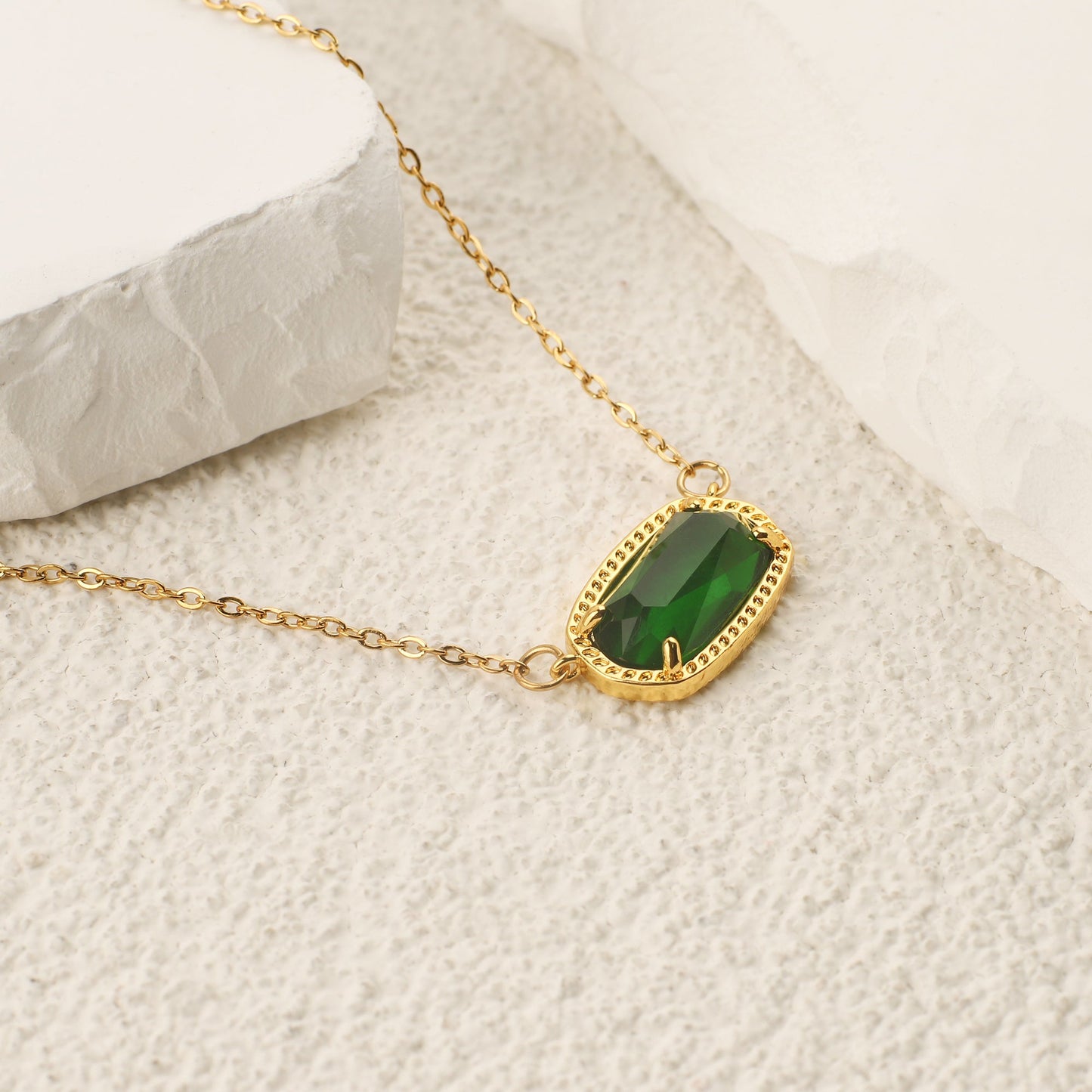 Collier avec pendentif ovale et pierre de naissance
