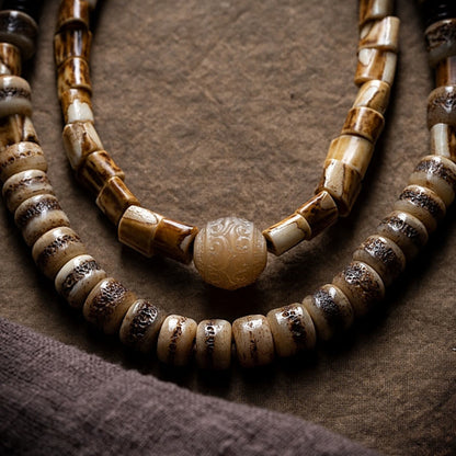 Bracelet tibétain en os de cerf et de yak avec pierres de Bouddha et porte-bonheur