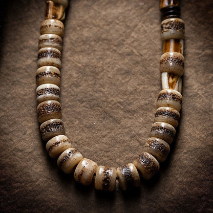 Bracelet tibétain en os de cerf et de yak avec pierres de Bouddha et porte-bonheur