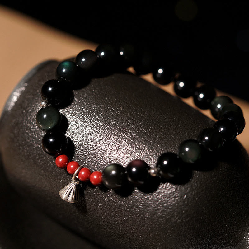 Buddha Stones Armband aus natürlichem schwarzem Obsidian und Zinnober mit Lotus-Charme, Stärke und Erfüllung