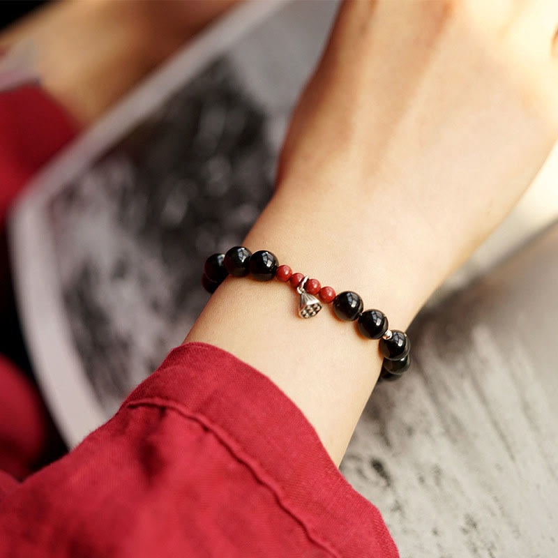 Buddha Stones Armband aus natürlichem schwarzem Obsidian und Zinnober mit Lotus-Charme, Stärke und Erfüllung