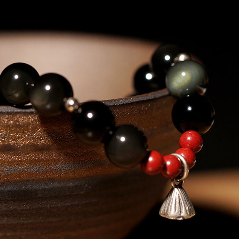 Buddha Stones Armband aus natürlichem schwarzem Obsidian und Zinnober mit Lotus-Charme, Stärke und Erfüllung