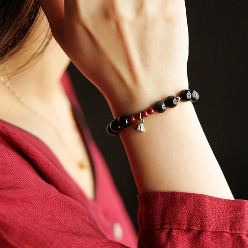 Buddha Stones Armband aus natürlichem schwarzem Obsidian und Zinnober mit Lotus-Charme, Stärke und Erfüllung