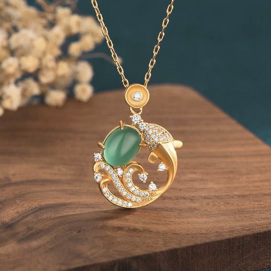 Buddha Stones Halskette mit Anhänger „Koi-Fisch“ aus grünem Chalcedon 