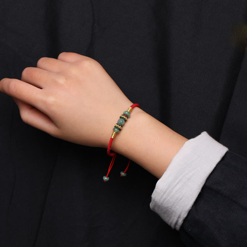 Bracelet en corde rouge avec perles de boulier en jade et pierres de Bouddha