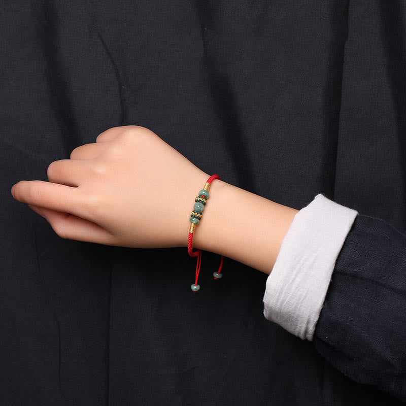Bracelet en corde rouge avec perles de boulier en jade et pierres de Bouddha