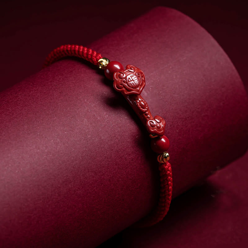 Bracelet tressé en fil rouge fait main avec poignée en cinabre Ruyi et caractère Fu PiXiu