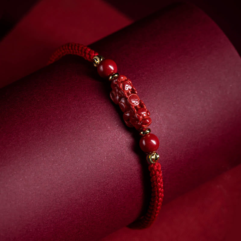 Bracelet tressé en fil rouge fait main avec poignée en cinabre Ruyi et caractère Fu PiXiu