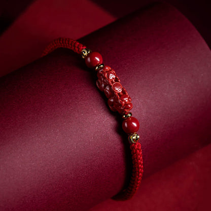 Bracelet tressé en fil rouge fait main avec poignée en cinabre Ruyi et caractère Fu PiXiu