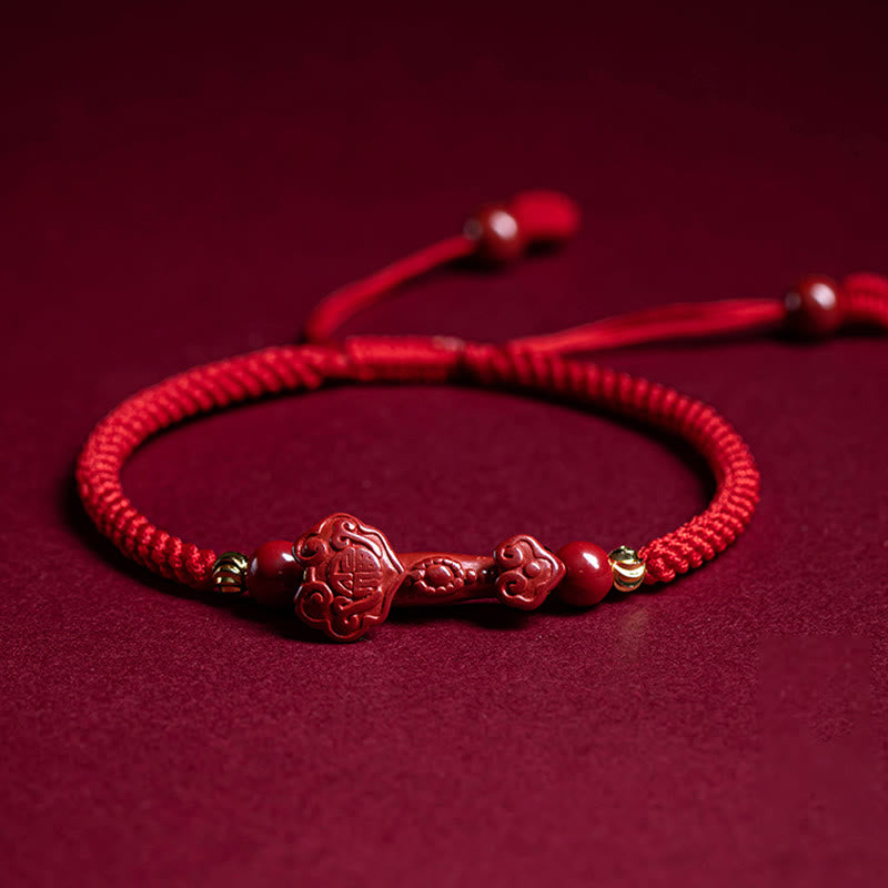 Bracelet tressé en fil rouge fait main avec poignée en cinabre Ruyi et caractère Fu PiXiu