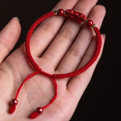 Bracelet tressé en fil rouge fait main avec poignée en cinabre Ruyi et caractère Fu PiXiu