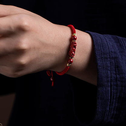Bracelet tressé en fil rouge fait main avec poignée en cinabre Ruyi et caractère Fu PiXiu