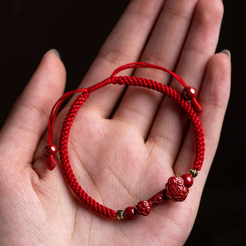 Bracelet tressé en fil rouge fait main avec poignée en cinabre Ruyi et caractère Fu PiXiu