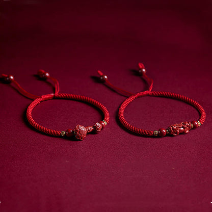 Bracelet tressé en fil rouge fait main avec poignée en cinabre Ruyi et caractère Fu PiXiu