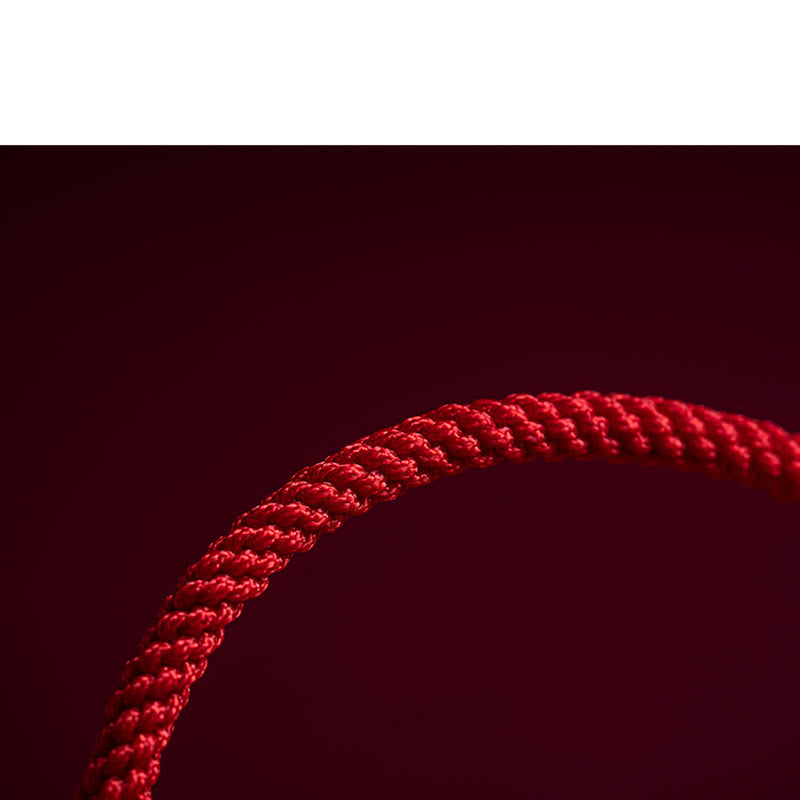 Bracelet tressé en fil rouge fait main avec poignée en cinabre Ruyi et caractère Fu PiXiu