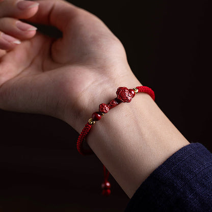 Bracelet tressé en fil rouge fait main avec poignée en cinabre Ruyi et caractère Fu PiXiu