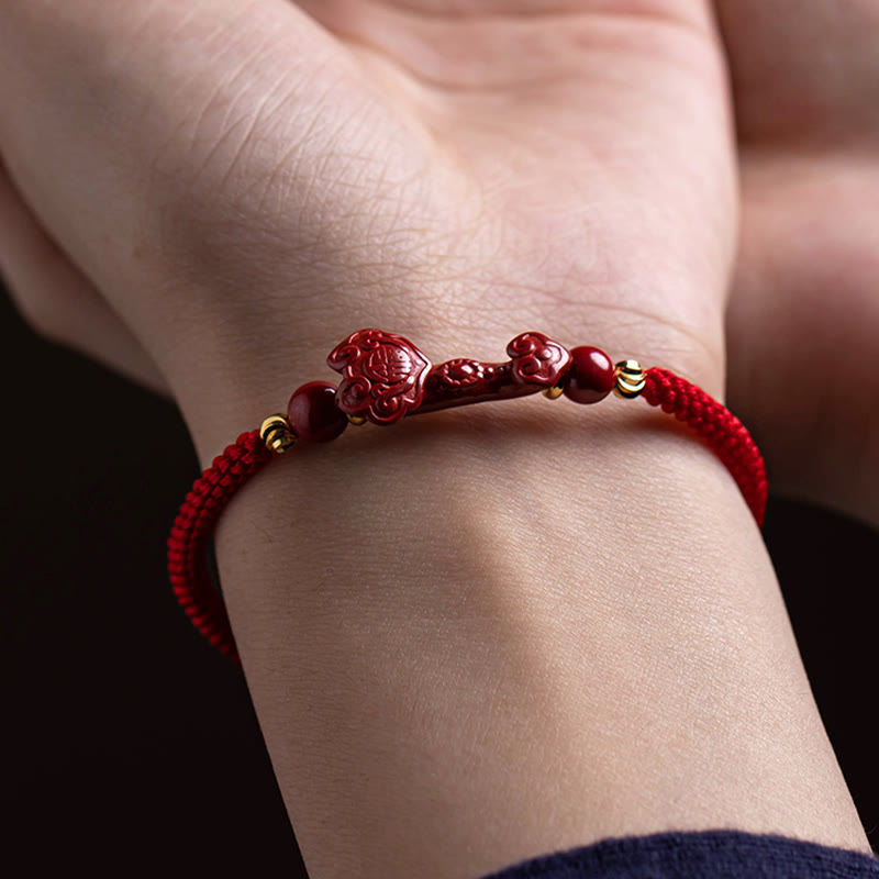 Bracelet tressé en fil rouge fait main avec poignée en cinabre Ruyi et caractère Fu PiXiu