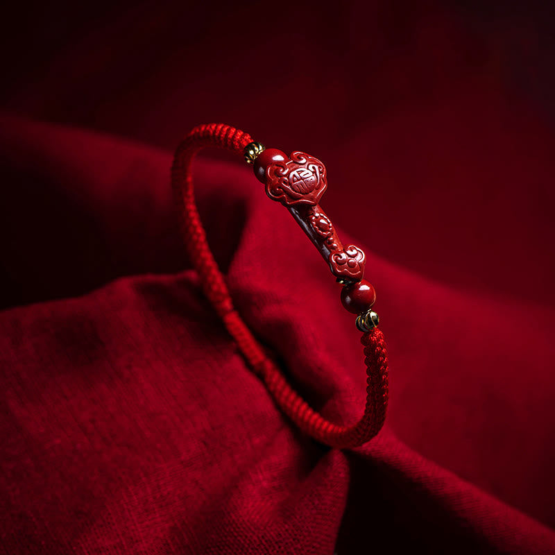 Bracelet tressé en fil rouge fait main avec poignée en cinabre Ruyi et caractère Fu PiXiu