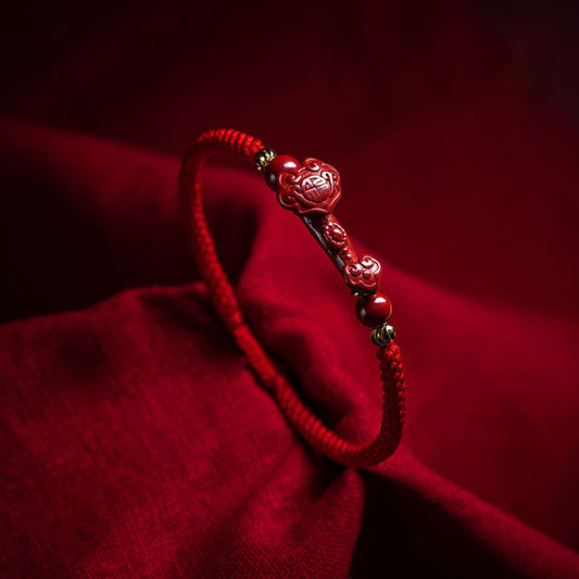 Bracelet tressé en fil rouge fait main avec poignée en cinabre Ruyi et caractère Fu PiXiu