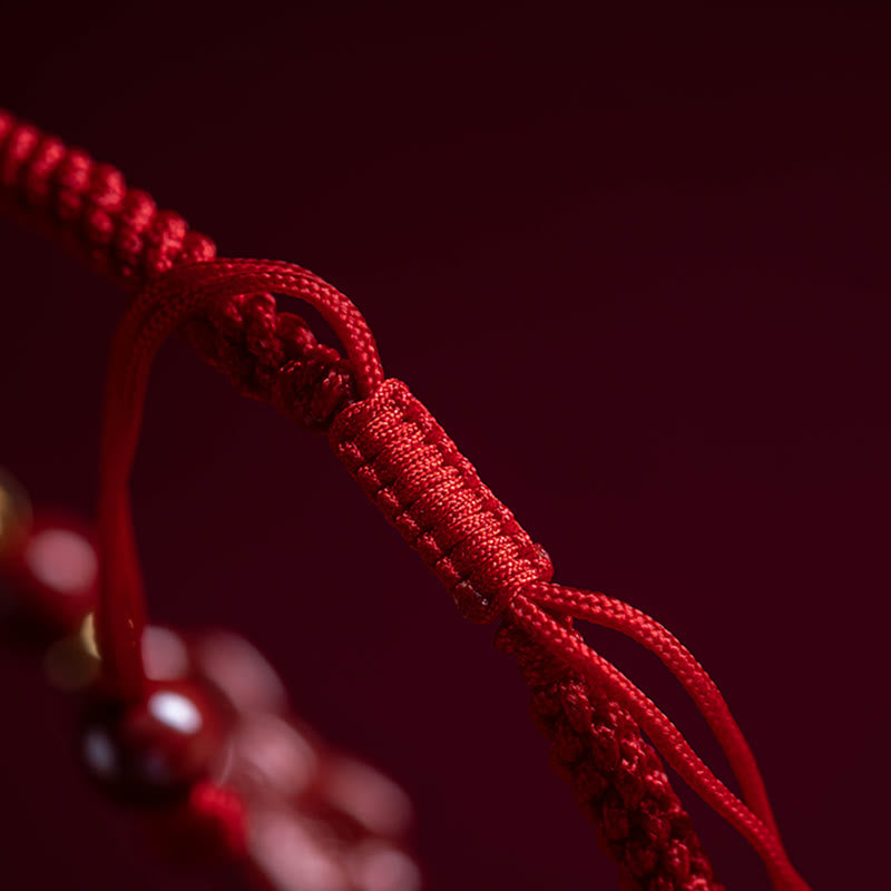 Bracelet tressé en fil rouge fait main avec poignée en cinabre Ruyi et caractère Fu PiXiu