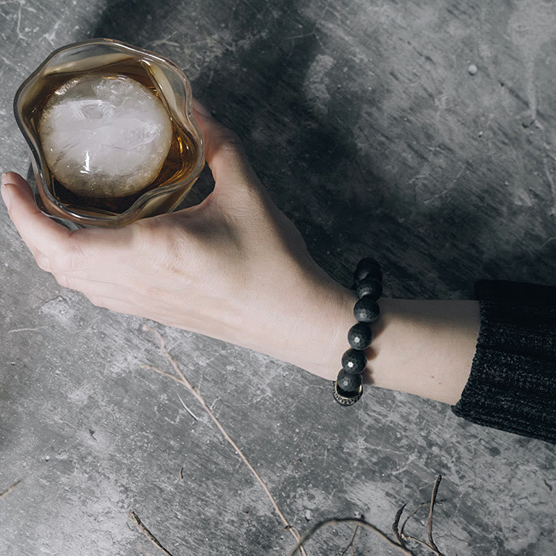 Bracelet de protection en cuivre et laiton avec pierres de Bouddha givrées mates et onyx noir 