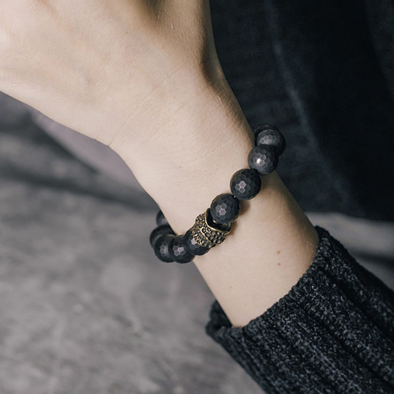 Bracelet de protection en cuivre et laiton avec pierres de Bouddha givrées mates et onyx noir 