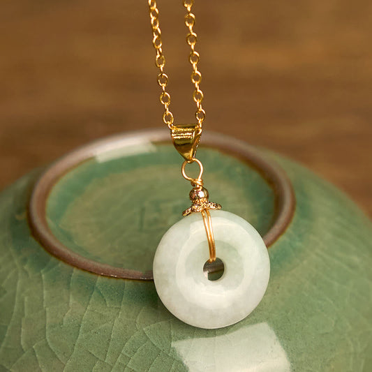 Collier avec pendentif porte-bonheur en jade et pierres de Bouddha