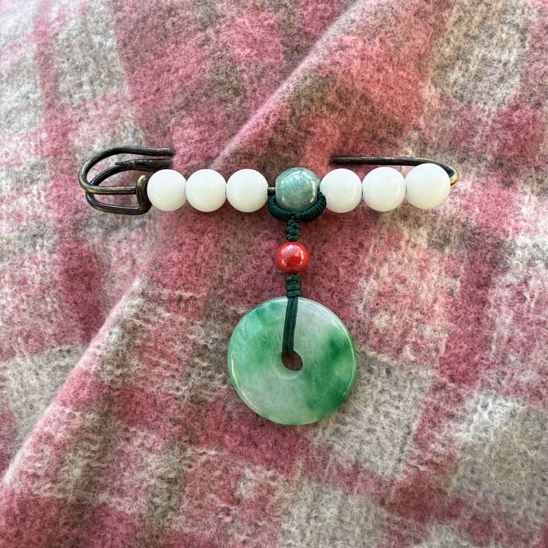 Broche porte-bonheur en jade et pierre de Bouddha