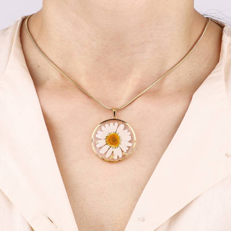 Collier de fleurs de naissance pressées