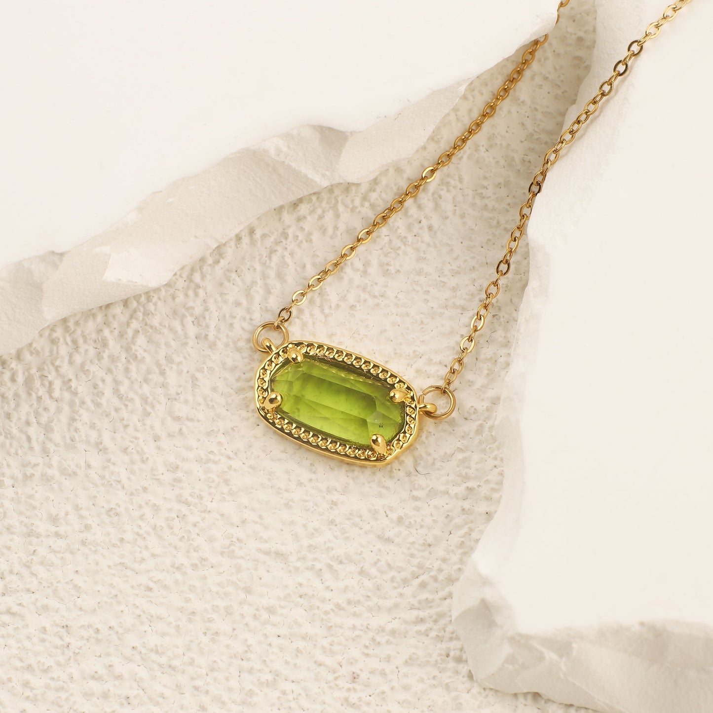 Collier avec pendentif ovale et pierre de naissance