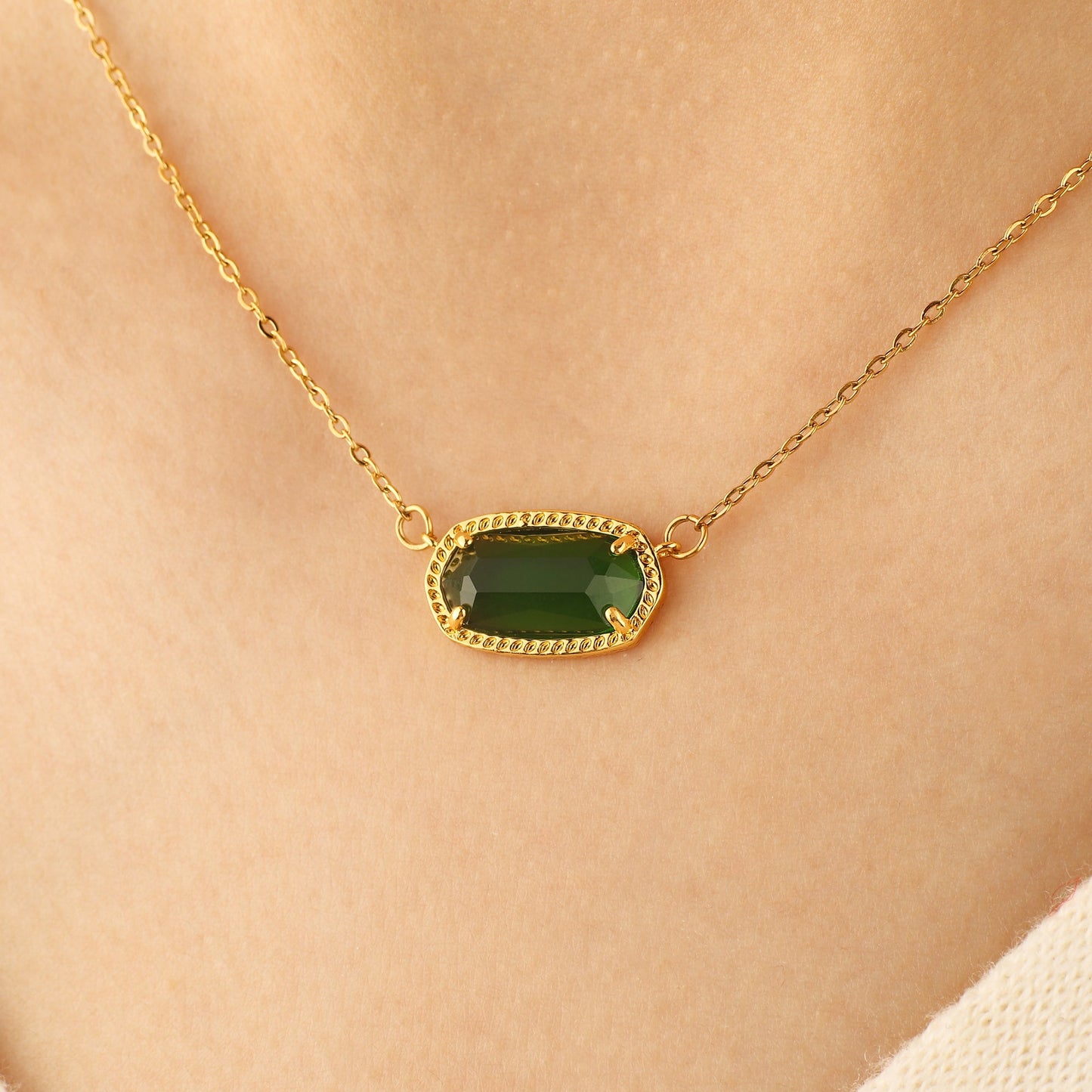 Collier avec pendentif ovale et pierre de naissance